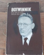 31943 Botwinnik, V. Keur van zijn beste partijen 1936-1948